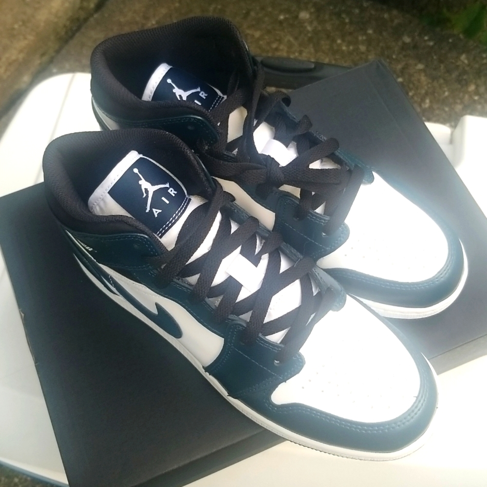 Air Jordan 1 Mid (GS) size 6.5Y sneakers